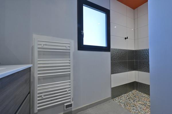 Maison contemporaine sur  sous-sol, trois chambres à Saintes