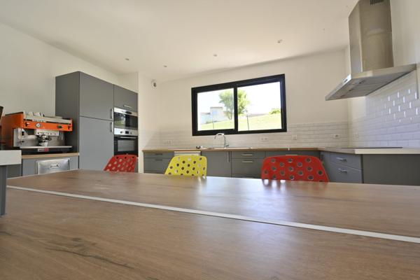 Maison contemporaine sur  sous-sol, trois chambres à Saintes
