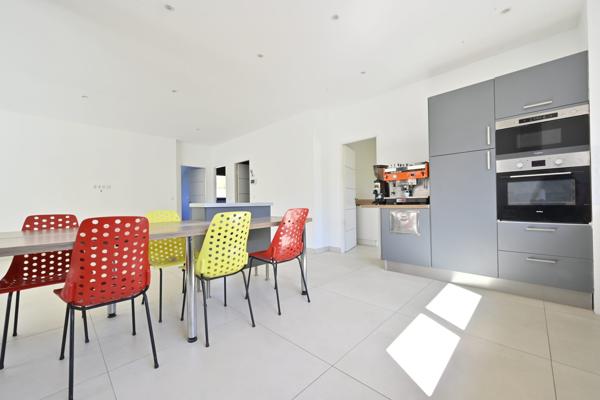 Maison contemporaine sur  sous-sol, trois chambres à Saintes