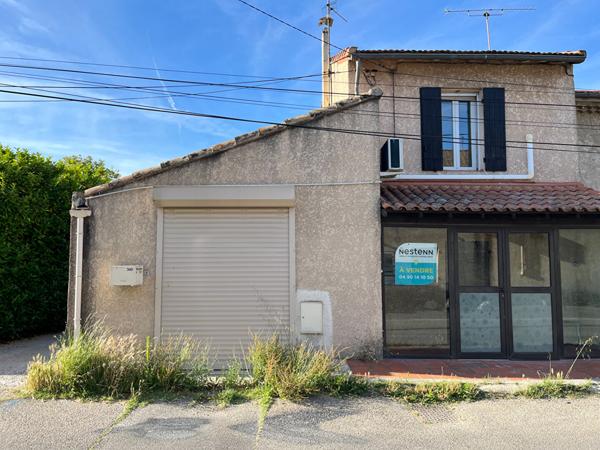 Montfavet maison rénovée avec grand séjour, 2 chambres, une cour et un garage.