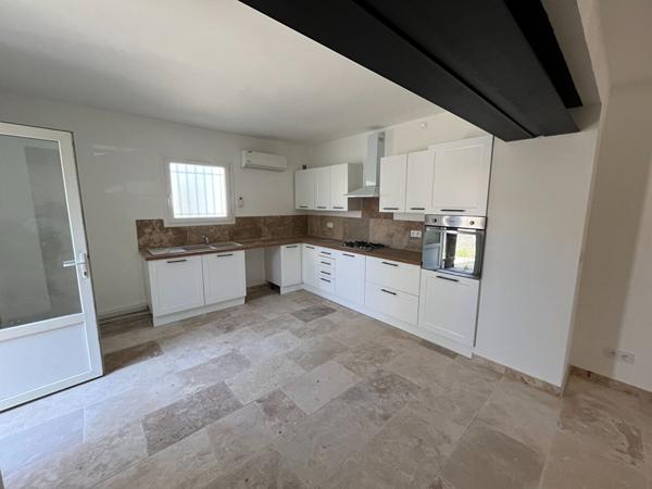 Montfavet maison rénovée avec grand séjour, 2 chambres, une cour et un garage.