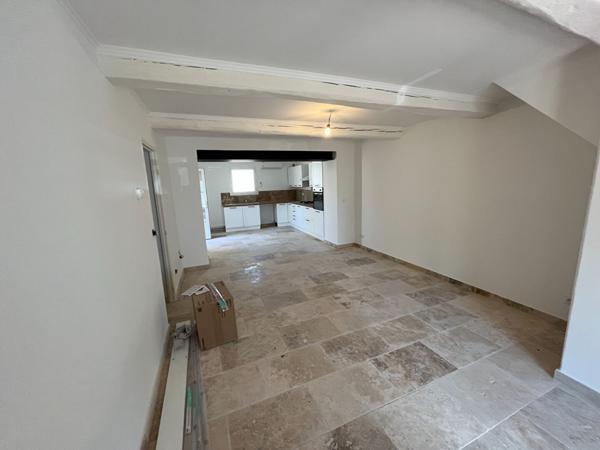 Montfavet maison rénovée avec grand séjour, 2 chambres, une cour et un garage.