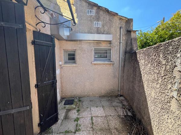 Montfavet maison rénovée avec grand séjour, 2 chambres, une cour et un garage.