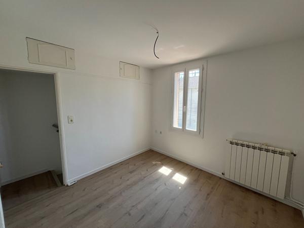 Montfavet maison rénovée avec grand séjour, 2 chambres, une cour et un garage.