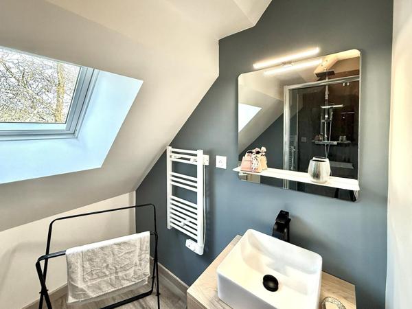 Maison familiale de 149 m² avec dépendance, piscine et grand terrain – Changé