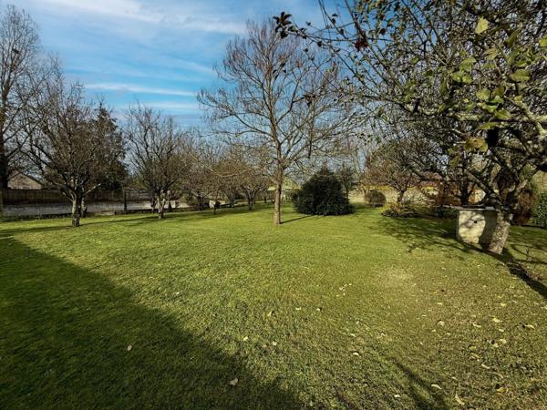 Maison familiale de 149 m² avec dépendance, piscine et grand terrain – Changé