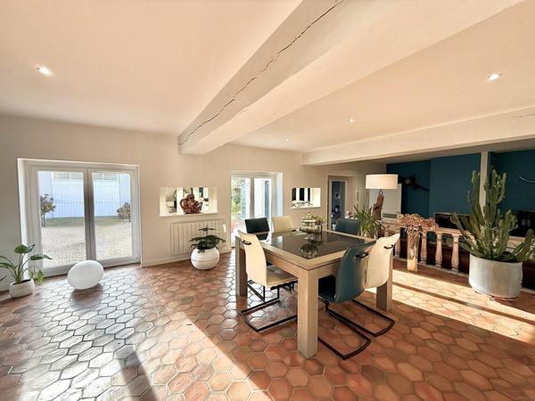 Maison familiale de 149 m² avec dépendance, piscine et grand terrain – Changé