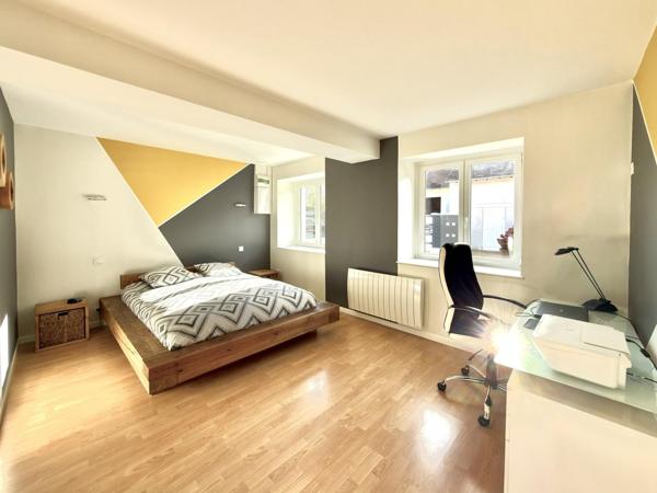 Maison familiale de 149 m² avec dépendance, piscine et grand terrain – Changé