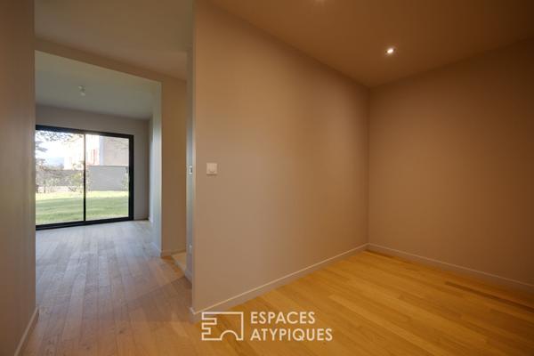 Maison contemporaine avec jardin et piscine à proximité du centre de Charbonnières