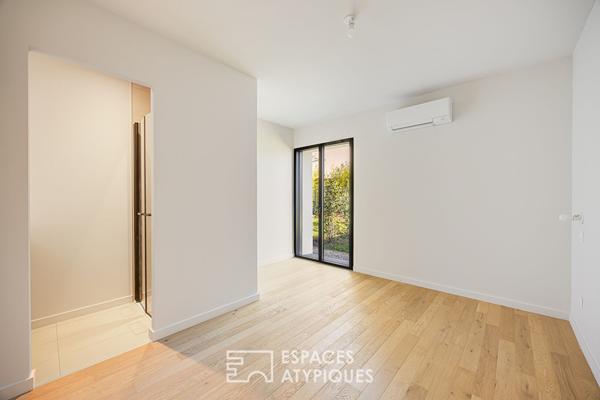 Maison contemporaine avec jardin et piscine à proximité du centre de Charbonnières