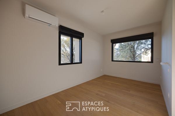 Maison contemporaine avec jardin et piscine à proximité du centre de Charbonnières