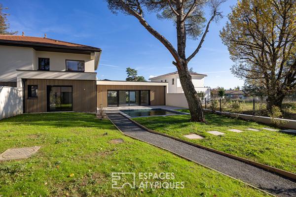 Maison contemporaine avec jardin et piscine à proximité du centre de Charbonnières