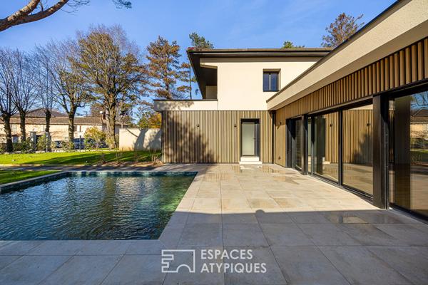 Maison contemporaine avec jardin et piscine à proximité du centre de Charbonnières