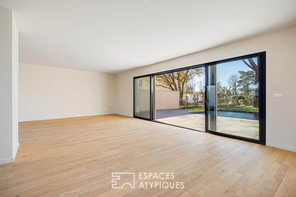 Maison contemporaine avec jardin et piscine à proximité du centre de Charbonnières