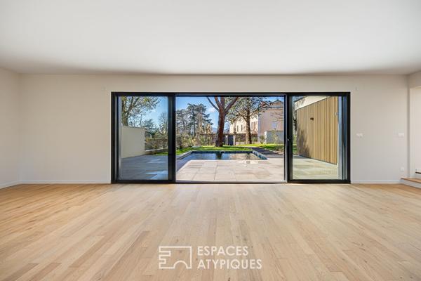 Maison contemporaine avec jardin et piscine à proximité du centre de Charbonnières