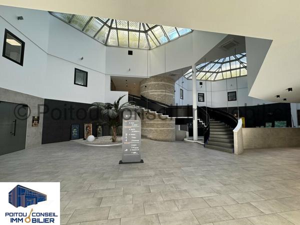 A LOUER BUREAUX TRES BON ETAT 214m2 PRIVATIF FACILE D’ACCES PARKINGS