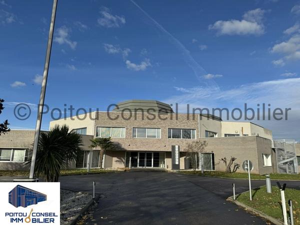 A LOUER BUREAUX TRES BON ETAT 214m2 PRIVATIF FACILE D’ACCES PARKINGS
