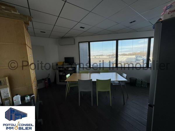 A LOUER BUREAUX TRES BON ETAT 214m2 PRIVATIF FACILE D’ACCES PARKINGS