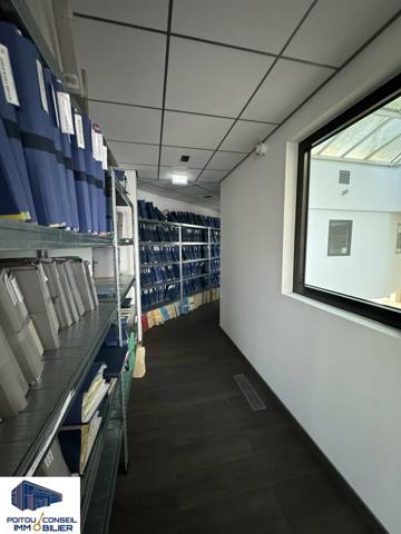 A LOUER BUREAUX TRES BON ETAT 214m2 PRIVATIF FACILE D’ACCES PARKINGS