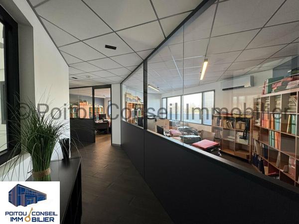 A LOUER BUREAUX TRES BON ETAT 214m2 PRIVATIF FACILE D’ACCES PARKINGS