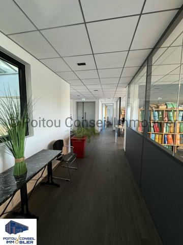 A LOUER BUREAUX TRES BON ETAT 214m2 PRIVATIF FACILE D’ACCES PARKINGS