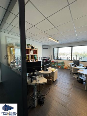 A LOUER BUREAUX TRES BON ETAT 214m2 PRIVATIF FACILE D’ACCES PARKINGS