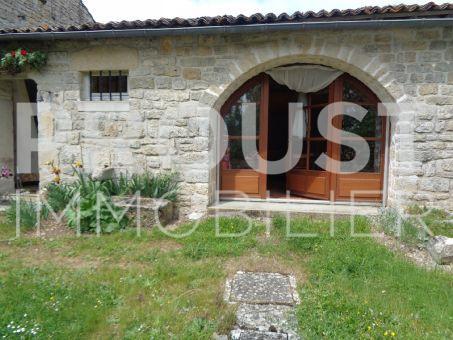 a vendre secteur melle maison en pierre à rénover.