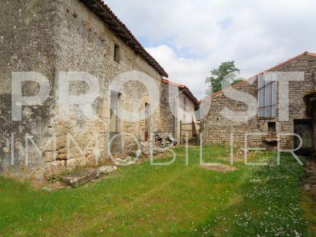 a vendre secteur melle maison en pierre à rénover.