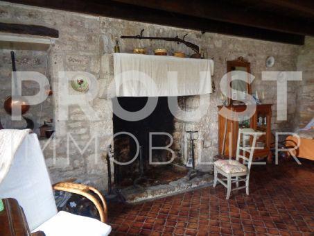 a vendre secteur melle maison en pierre à rénover.