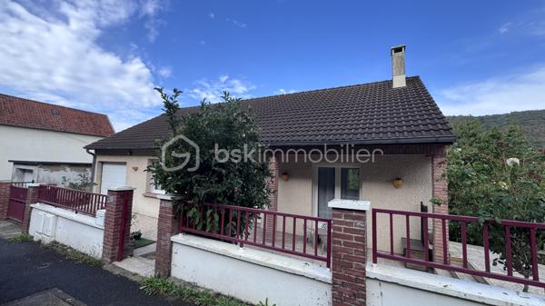 🏘️Découvrons cette charmante maison individuelle sur sous-sol sur la commune de Nouzonville🏘️

👉🏿La maison est disposée telle que : 

. Entrée
. Séjour
. Cuisine
. 2 chambres
. Salle de douche avec Wc

👉🏿En sous sol :

. 2 chambres
. Salle de douche
. Une salle de jeux (atelier , salle de sport ou salle de détente possible)
. Un bureau

👉🏿Coté extérieur et confort:

. Garage
. Terrasse avec four a pizza sur l'arrière de la maison
. Jardin de 400 m² composé d'arbres fruitiers
. Fenêtres PVC double vitrage , volets roulants
. Chaudière gaz
. Insert à bois