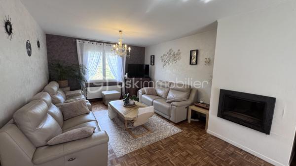 🏘️Découvrons cette charmante maison individuelle sur sous-sol sur la commune de Nouzonville🏘️

👉🏿La maison est disposée telle que : 

. Entrée
. Séjour
. Cuisine
. 2 chambres
. Salle de douche avec Wc

👉🏿En sous sol :

. 2 chambres
. Salle de douche
. Une salle de jeux (atelier , salle de sport ou salle de détente possible)
. Un bureau

👉🏿Coté extérieur et confort:

. Garage
. Terrasse avec four a pizza sur l'arrière de la maison
. Jardin de 400 m² composé d'arbres fruitiers
. Fenêtres PVC double vitrage , volets roulants
. Chaudière gaz
. Insert à bois