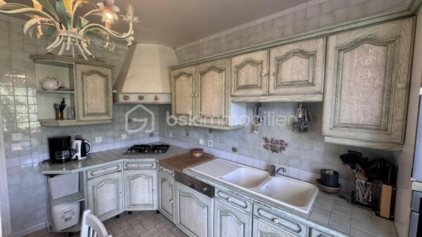 🏘️Découvrons cette charmante maison individuelle sur sous-sol sur la commune de Nouzonville🏘️

👉🏿La maison est disposée telle que : 

. Entrée
. Séjour
. Cuisine
. 2 chambres
. Salle de douche avec Wc

👉🏿En sous sol :

. 2 chambres
. Salle de douche
. Une salle de jeux (atelier , salle de sport ou salle de détente possible)
. Un bureau

👉🏿Coté extérieur et confort:

. Garage
. Terrasse avec four a pizza sur l'arrière de la maison
. Jardin de 400 m² composé d'arbres fruitiers
. Fenêtres PVC double vitrage , volets roulants
. Chaudière gaz
. Insert à bois