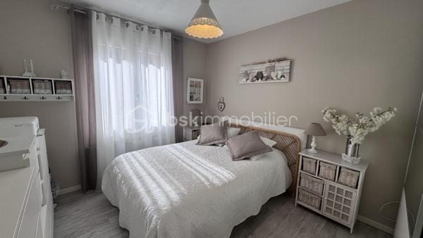🏘️Découvrons cette charmante maison individuelle sur sous-sol sur la commune de Nouzonville🏘️

👉🏿La maison est disposée telle que : 

. Entrée
. Séjour
. Cuisine
. 2 chambres
. Salle de douche avec Wc

👉🏿En sous sol :

. 2 chambres
. Salle de douche
. Une salle de jeux (atelier , salle de sport ou salle de détente possible)
. Un bureau

👉🏿Coté extérieur et confort:

. Garage
. Terrasse avec four a pizza sur l'arrière de la maison
. Jardin de 400 m² composé d'arbres fruitiers
. Fenêtres PVC double vitrage , volets roulants
. Chaudière gaz
. Insert à bois