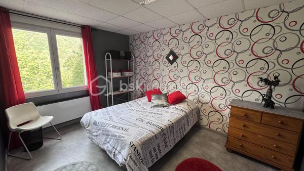 🏘️Découvrons cette charmante maison individuelle sur sous-sol sur la commune de Nouzonville🏘️

👉🏿La maison est disposée telle que : 

. Entrée
. Séjour
. Cuisine
. 2 chambres
. Salle de douche avec Wc

👉🏿En sous sol :

. 2 chambres
. Salle de douche
. Une salle de jeux (atelier , salle de sport ou salle de détente possible)
. Un bureau

👉🏿Coté extérieur et confort:

. Garage
. Terrasse avec four a pizza sur l'arrière de la maison
. Jardin de 400 m² composé d'arbres fruitiers
. Fenêtres PVC double vitrage , volets roulants
. Chaudière gaz
. Insert à bois