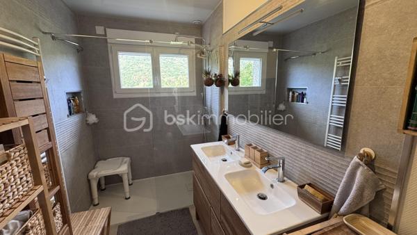 🏘️Découvrons cette charmante maison individuelle sur sous-sol sur la commune de Nouzonville🏘️

👉🏿La maison est disposée telle que : 

. Entrée
. Séjour
. Cuisine
. 2 chambres
. Salle de douche avec Wc

👉🏿En sous sol :

. 2 chambres
. Salle de douche
. Une salle de jeux (atelier , salle de sport ou salle de détente possible)
. Un bureau

👉🏿Coté extérieur et confort:

. Garage
. Terrasse avec four a pizza sur l'arrière de la maison
. Jardin de 400 m² composé d'arbres fruitiers
. Fenêtres PVC double vitrage , volets roulants
. Chaudière gaz
. Insert à bois