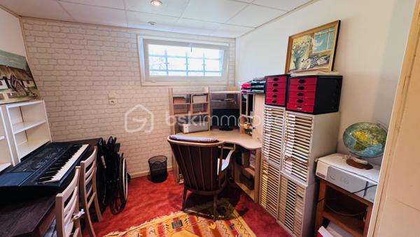 🏘️Découvrons cette charmante maison individuelle sur sous-sol sur la commune de Nouzonville🏘️

👉🏿La maison est disposée telle que : 

. Entrée
. Séjour
. Cuisine
. 2 chambres
. Salle de douche avec Wc

👉🏿En sous sol :

. 2 chambres
. Salle de douche
. Une salle de jeux (atelier , salle de sport ou salle de détente possible)
. Un bureau

👉🏿Coté extérieur et confort:

. Garage
. Terrasse avec four a pizza sur l'arrière de la maison
. Jardin de 400 m² composé d'arbres fruitiers
. Fenêtres PVC double vitrage , volets roulants
. Chaudière gaz
. Insert à bois