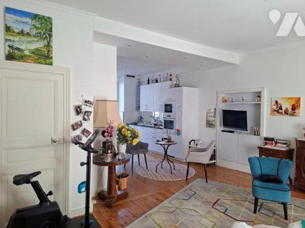 HYPER CENTRE - Charmant appartement traversant de 90,15 m2 - Parfait état.