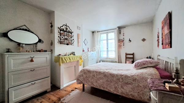 Charmante maison de ville en pierre. Authenticité et beaux volumes !