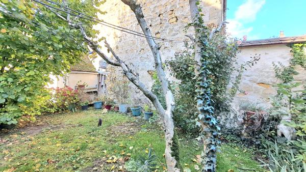 Charmante maison de ville en pierre. Authenticité et beaux volumes !