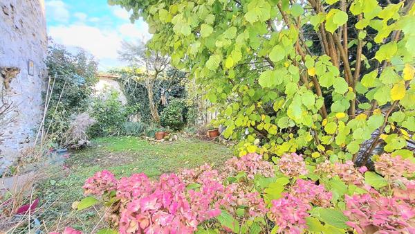 Charmante maison de ville en pierre. Authenticité et beaux volumes !