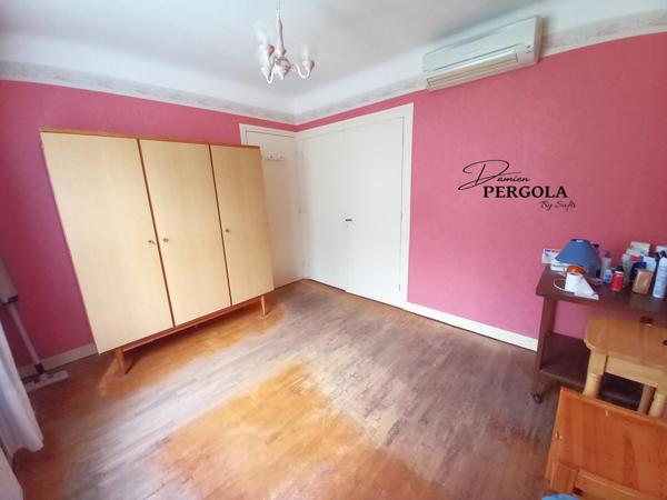 Maison à rafraîchir mais en très bon état d'environ 115 m² avec un grand garage