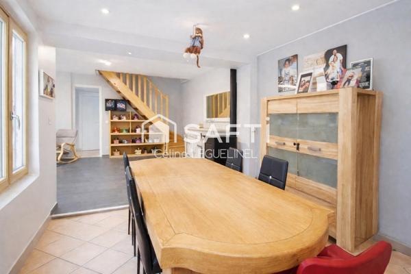 À Ouerre, maison familiale lumineuse avec vie de plain-pied, jardin, terrasse et atelier, au calme et proche Dreux/RN12 avec école sur place.