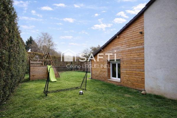 À Ouerre, maison familiale lumineuse avec vie de plain-pied, jardin, terrasse et atelier, au calme et proche Dreux/RN12 avec école sur place.