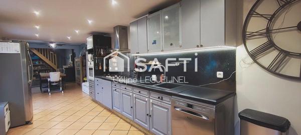 À Ouerre, maison familiale lumineuse avec vie de plain-pied, jardin, terrasse et atelier, au calme et proche Dreux/RN12 avec école sur place.