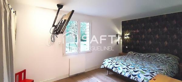 À Ouerre, maison familiale lumineuse avec vie de plain-pied, jardin, terrasse et atelier, au calme et proche Dreux/RN12 avec école sur place.