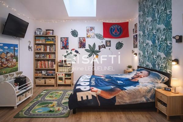 À Ouerre, maison familiale lumineuse avec vie de plain-pied, jardin, terrasse et atelier, au calme et proche Dreux/RN12 avec école sur place.