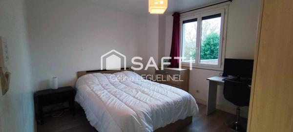 À Ouerre, maison familiale lumineuse avec vie de plain-pied, jardin, terrasse et atelier, au calme et proche Dreux/RN12 avec école sur place.