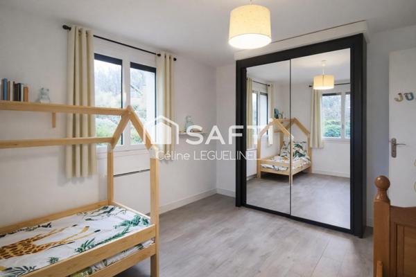 À Ouerre, maison familiale lumineuse avec vie de plain-pied, jardin, terrasse et atelier, au calme et proche Dreux/RN12 avec école sur place.