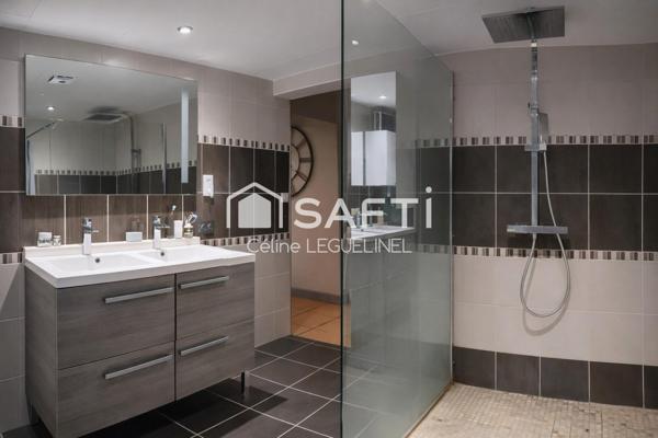 À Ouerre, maison familiale lumineuse avec vie de plain-pied, jardin, terrasse et atelier, au calme et proche Dreux/RN12 avec école sur place.