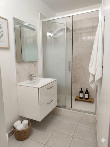 Appartement 3 pièces rénové avec cave et stationnement